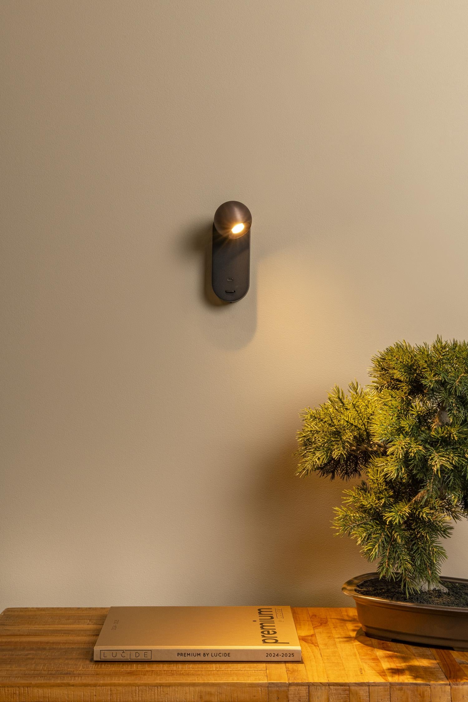 Lucide MONTANA - Wandlamp - LED - CCT - 1x6,3W 2700K/4000K - Met USB oplaadpunt - Koffie | Premium - KwaliteitWonen.nl