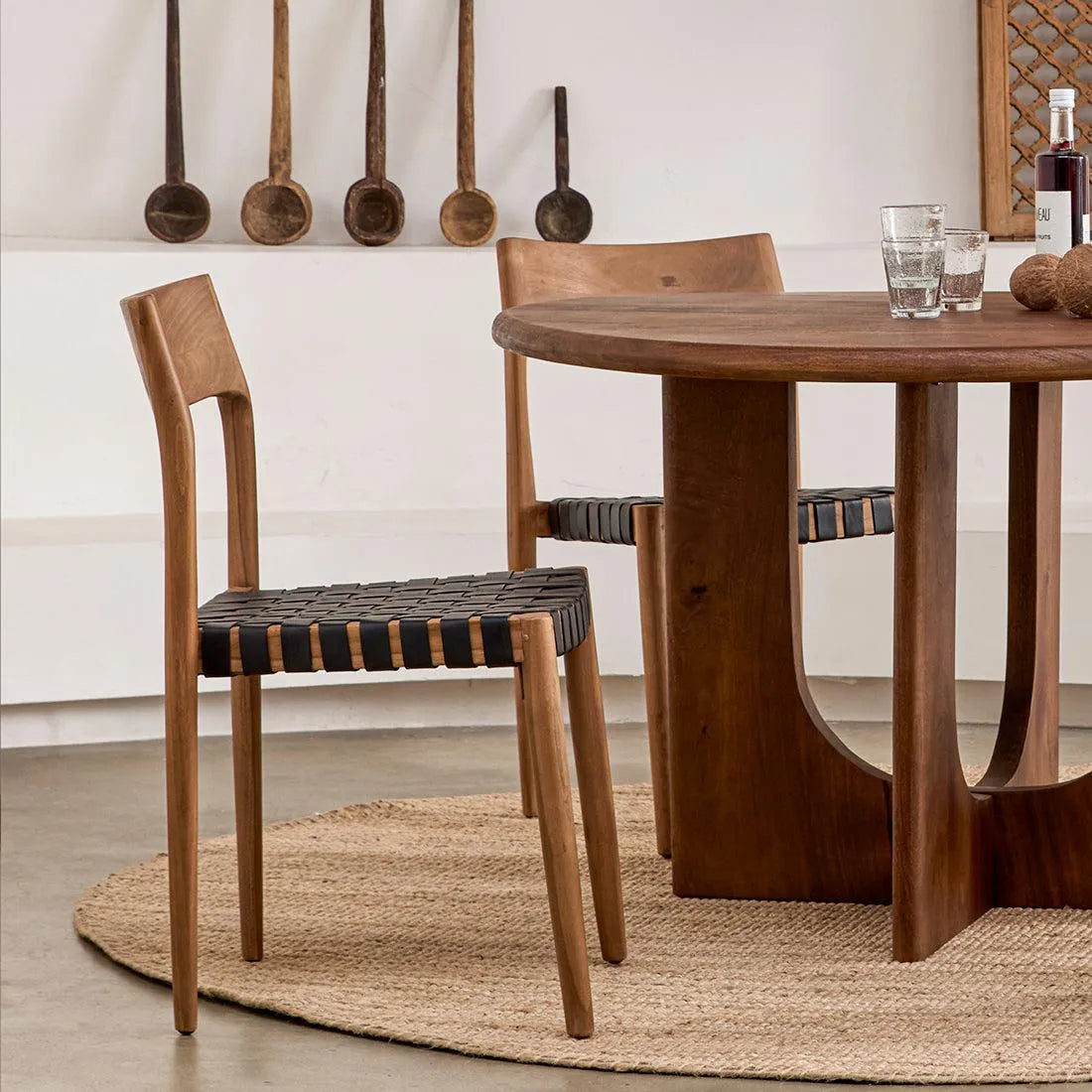 Raw Materials Freya Teak Eetkamerstoel Met Leer - Zwart (Set Van 2) - KwaliteitWonen.nl