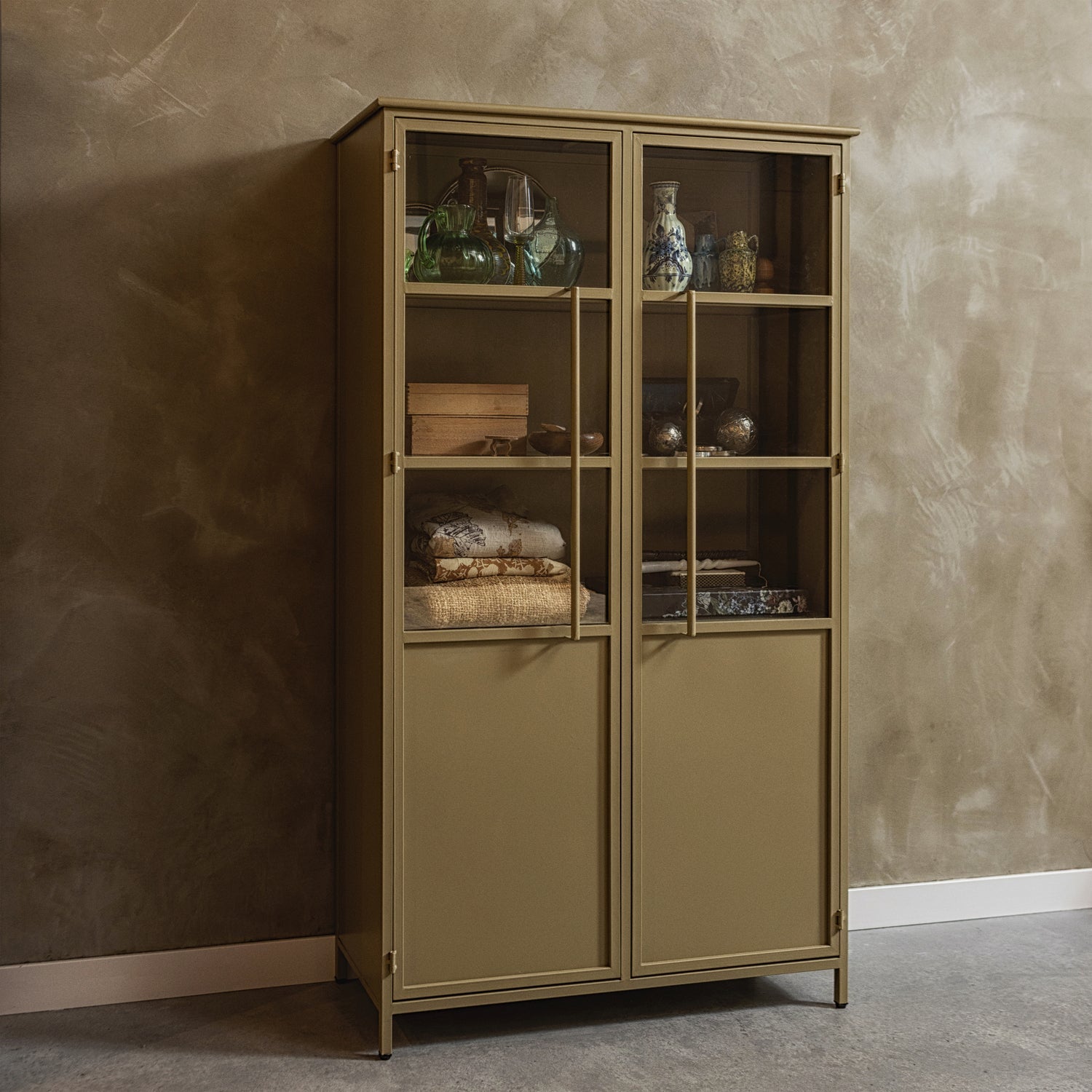Woood Exhibit Vitrinekast Metaal Khaki - KwaliteitWonen.nl
