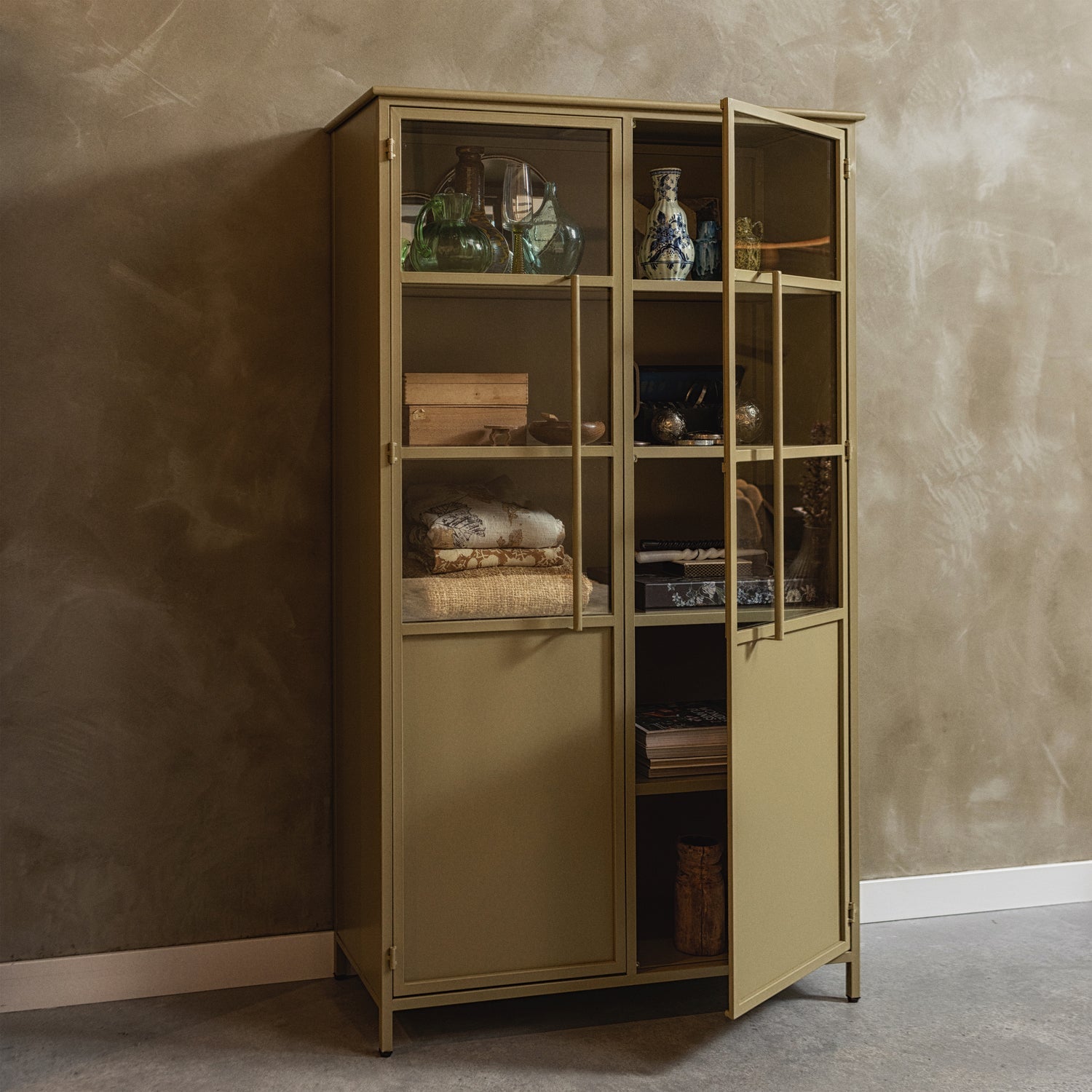 Woood Exhibit Vitrinekast Metaal Khaki - KwaliteitWonen.nl