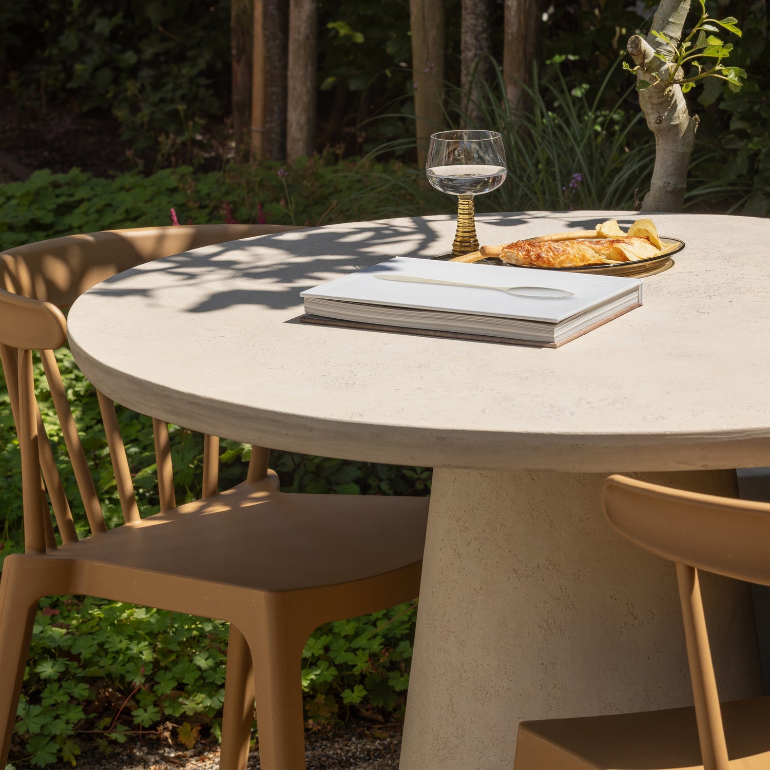 Woood Kevon Tuintafel Rond O100 Cm Vezelversterkte Beton Naturel - KwaliteitWonen.nl