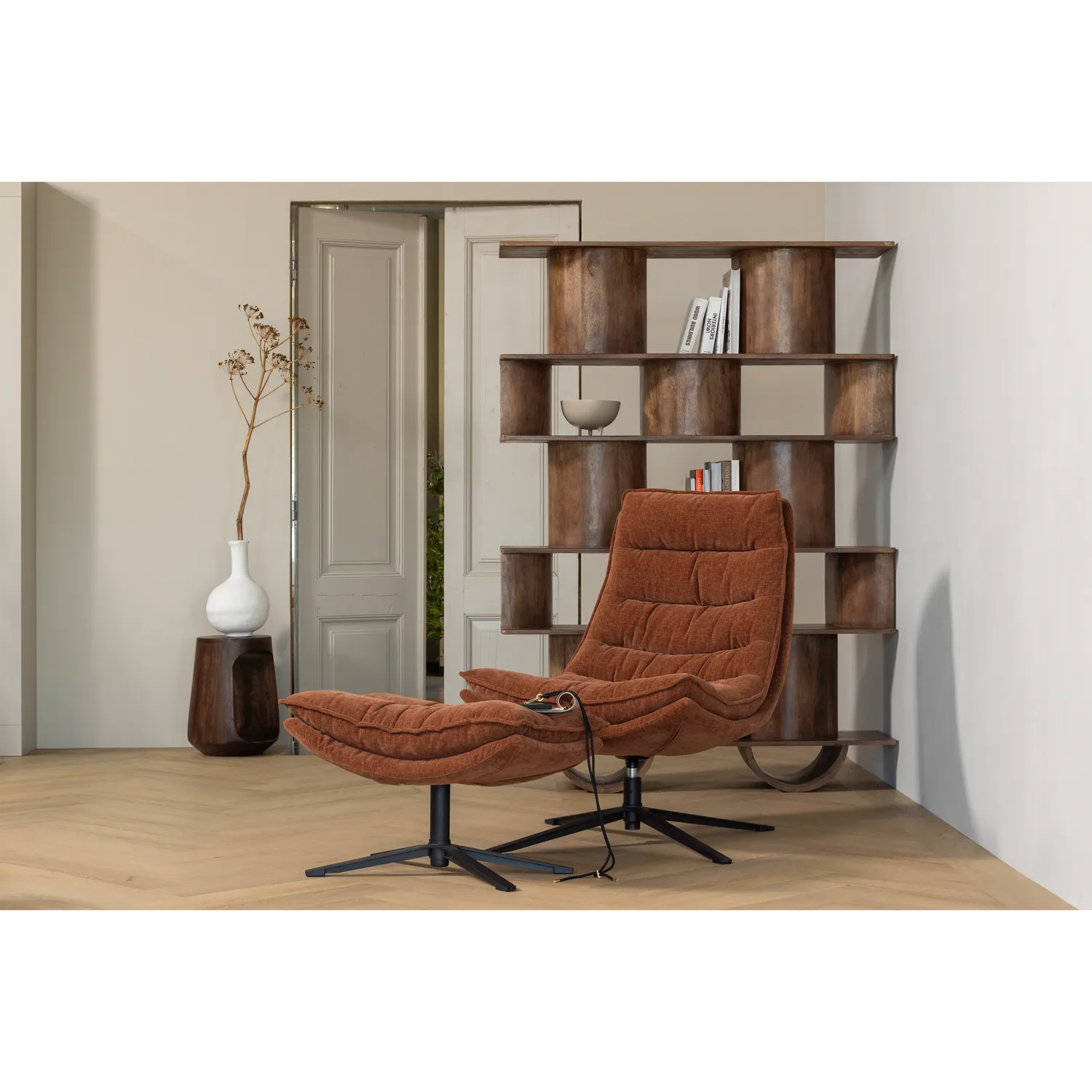 Woood Kube Draaifauteuil Met Hocker Bruin - KwaliteitWonen.nl