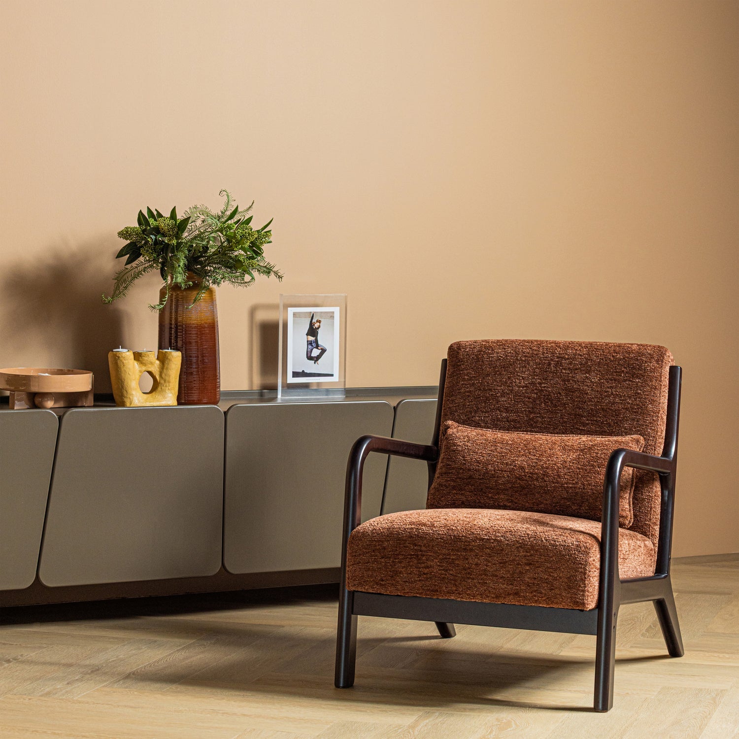 Woood Mark Fauteuil Chenille Bruin - KwaliteitWonen.nl