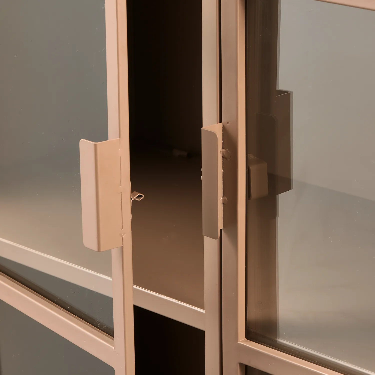 Woood Ronja Vitrinekast XL Metaal Military Brown - KwaliteitWonen.nl