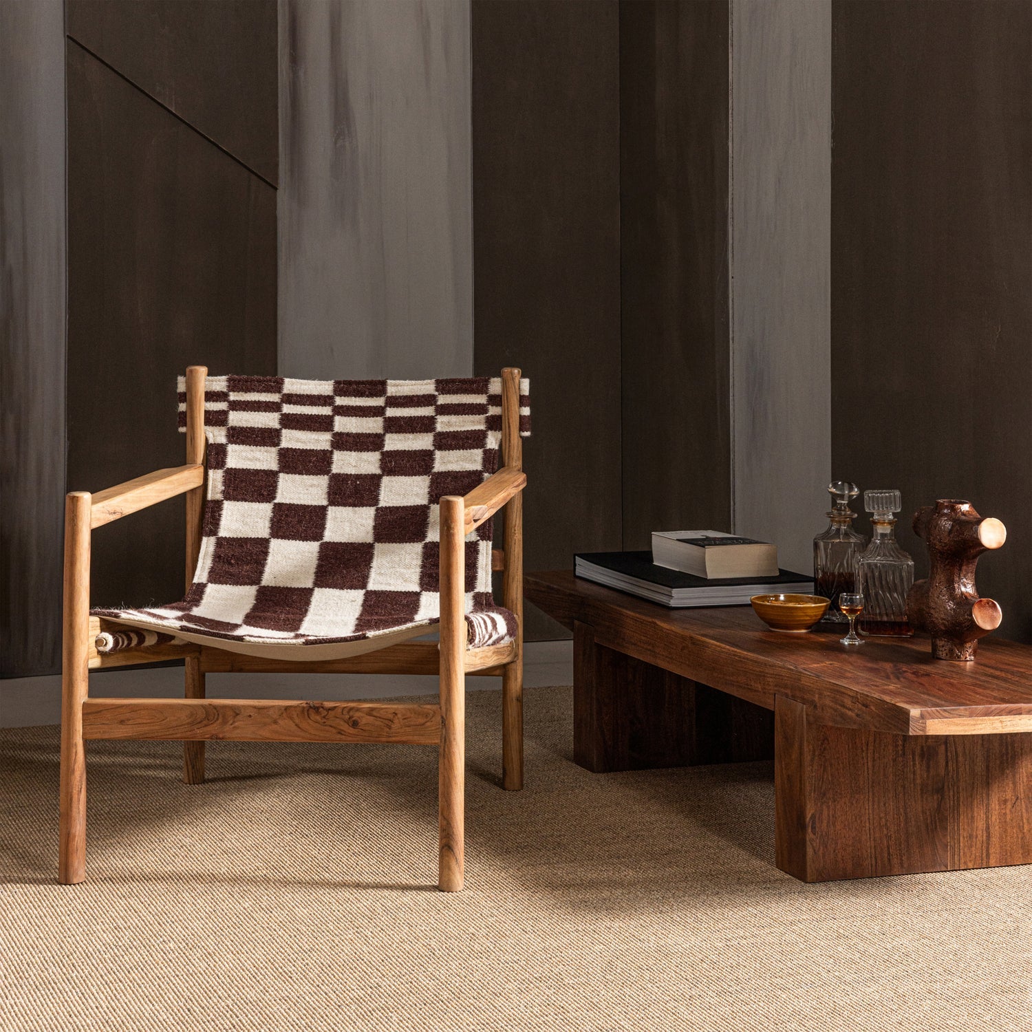 Woood Zano Fauteuil Hout Bruin Met Kelim Zitting Naturel - KwaliteitWonen.nl