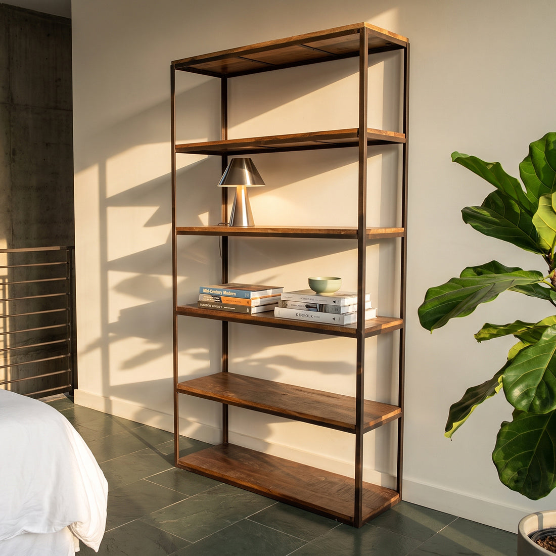 Raw Materials Boekenkast Fabriekshoog IJzeren Rek Met Houten Planken - KwaliteitWonen.nl