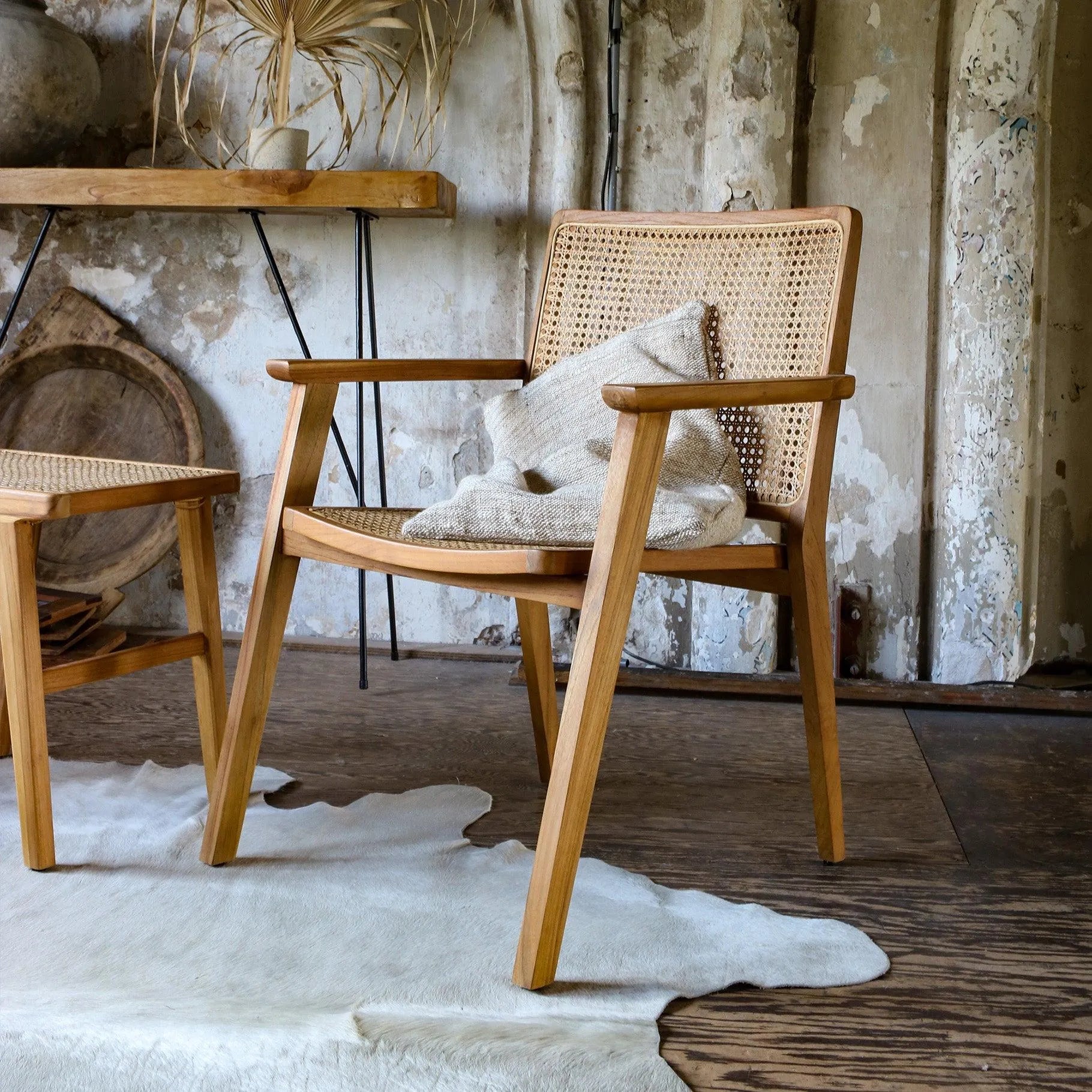 Raw Materials Nova Teak Eetkamerstoel Met Armleuning (Set Van 2) - KwaliteitWonen.nl