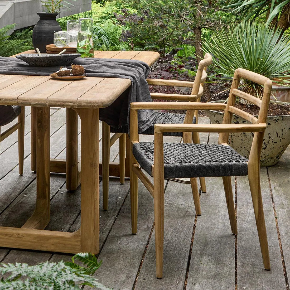 Raw Materials Verano Teak Tuinstoel Met Armleuning - Zwart (Set Van 2) - KwaliteitWonen.nl