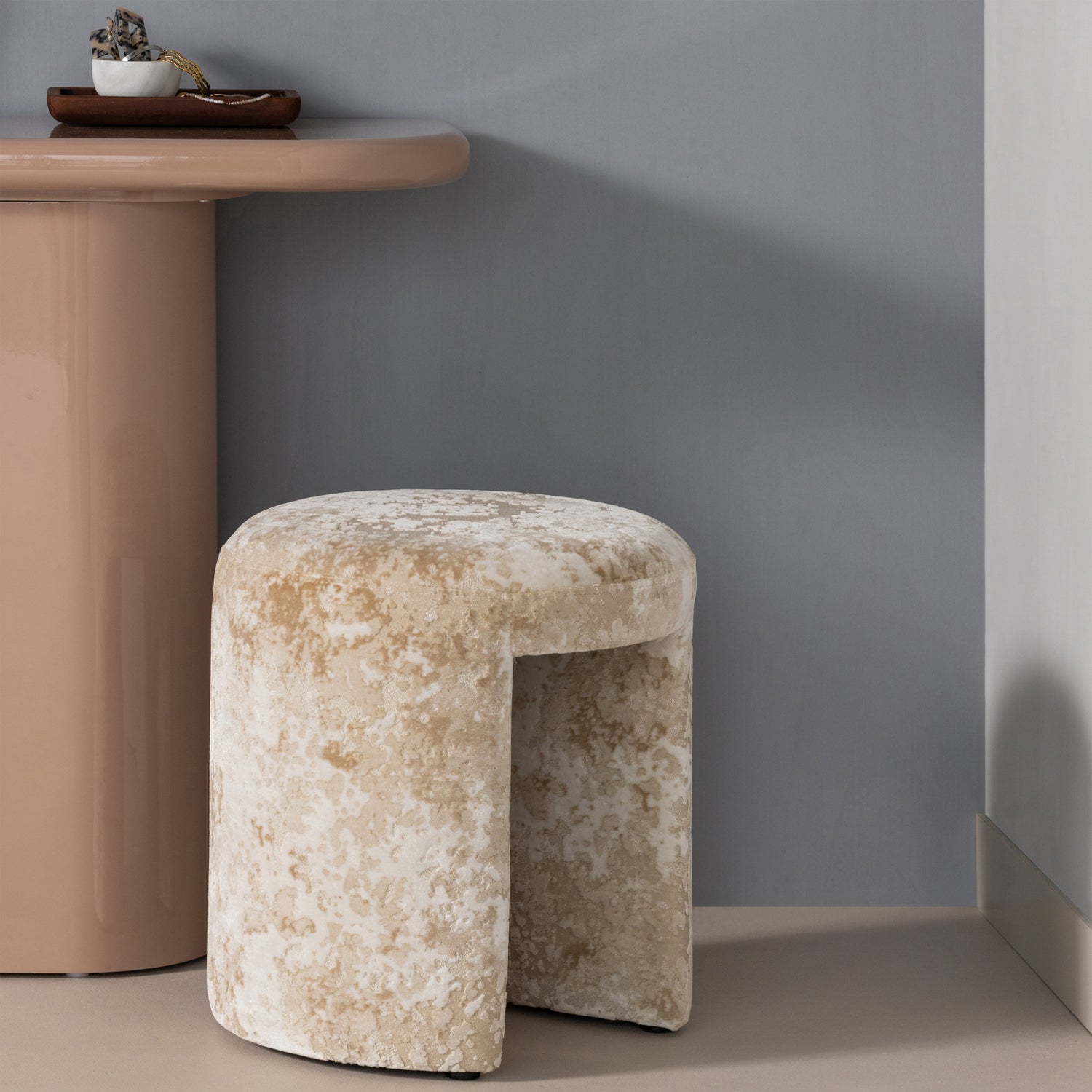 Woood Charlie Poef Structuur Stof Beige [Fsc] - KwaliteitWonen.nl