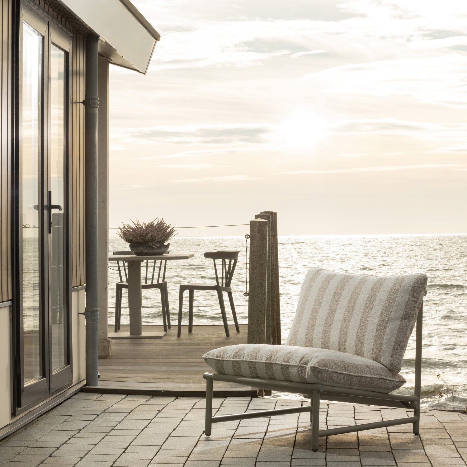 Woood Elvo Tuin Loungestoel Aluminium Streep Wit/Zand - KwaliteitWonen.nl
