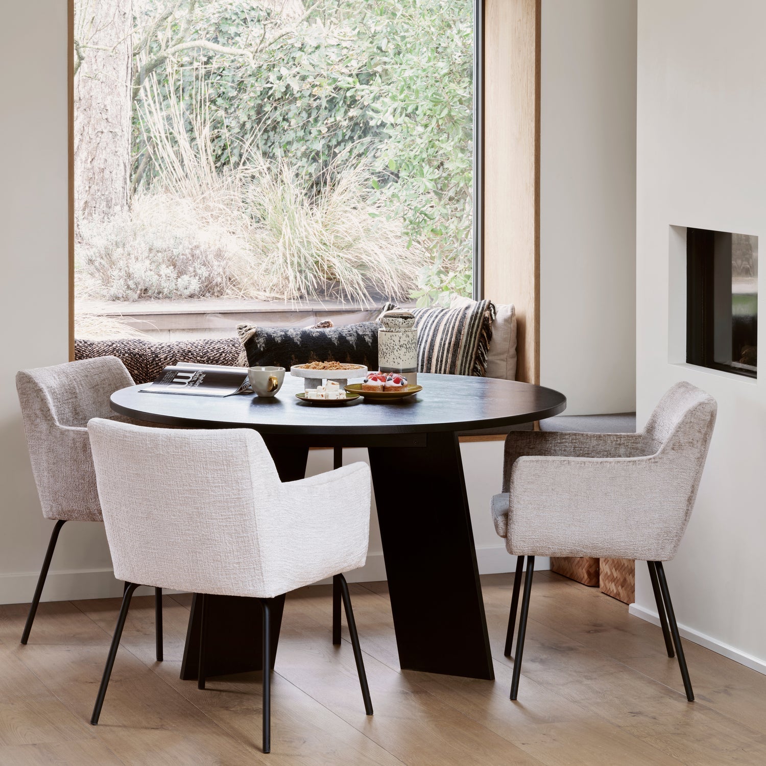 Woood Fries Eettafel Rond 129cm Eiken Blacknight [Fsc] - KwaliteitWonen.nl