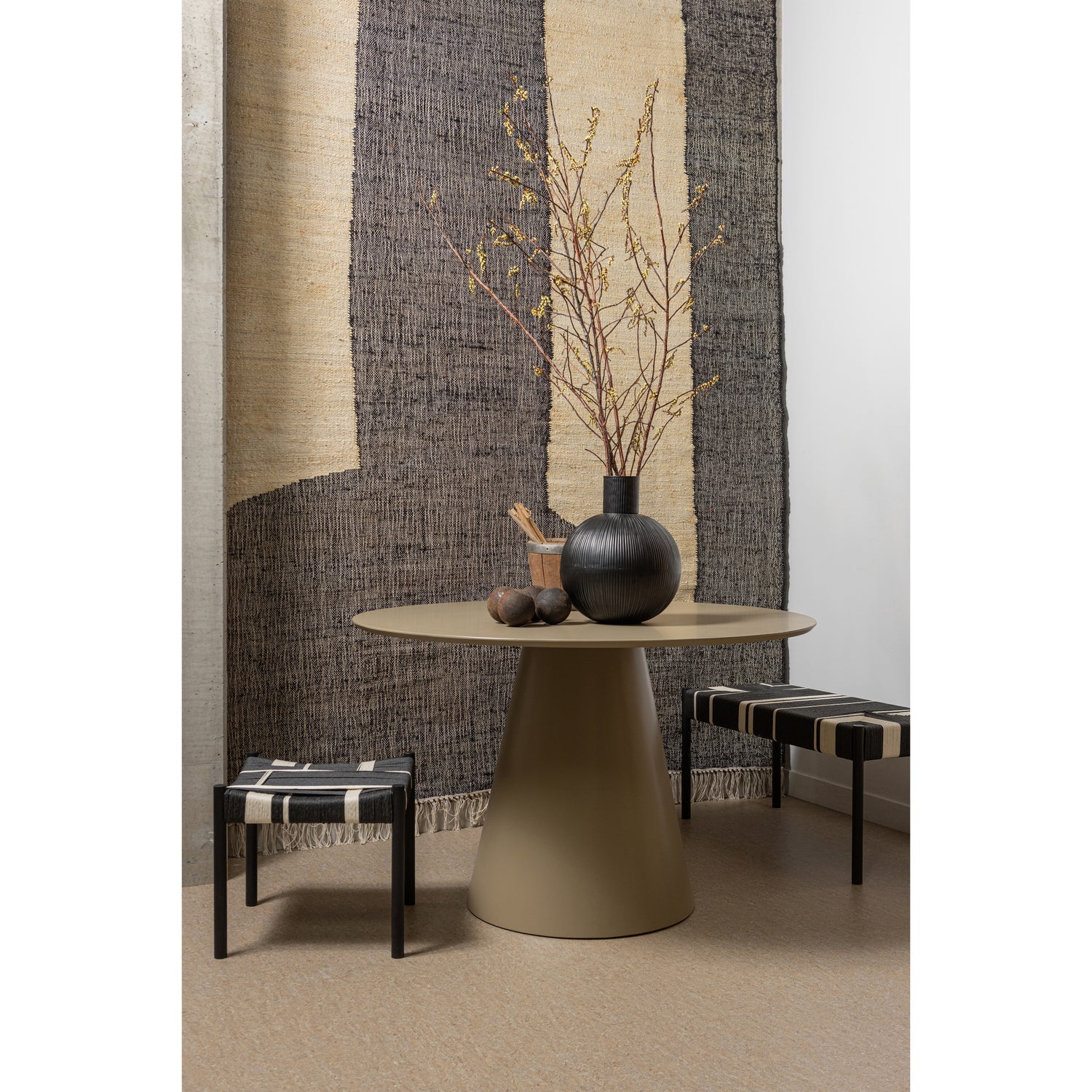 Woood Jorre Eettafel Rond 120cm MDF Militair Bruin - KwaliteitWonen.nl