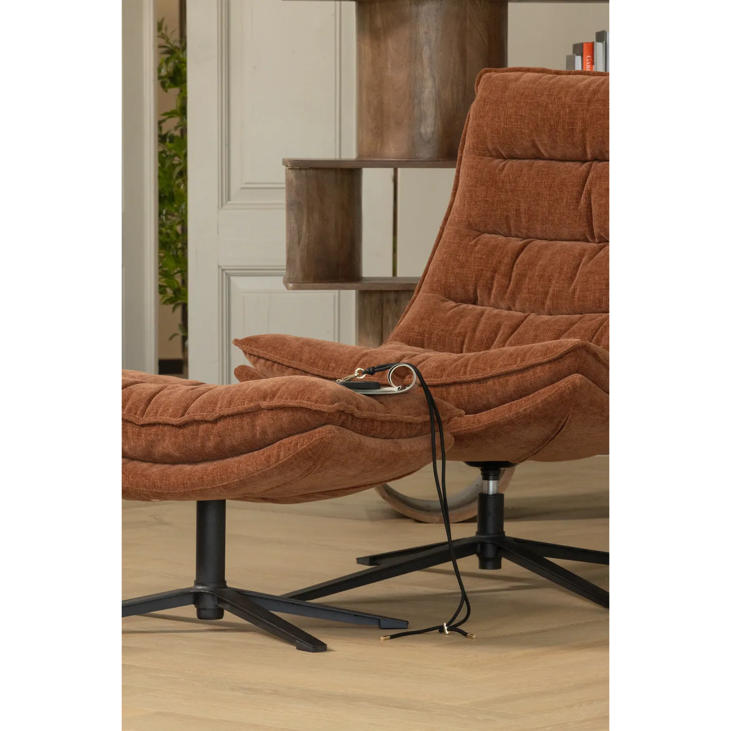 Woood Kube Draaifauteuil Met Hocker Bruin - KwaliteitWonen.nl