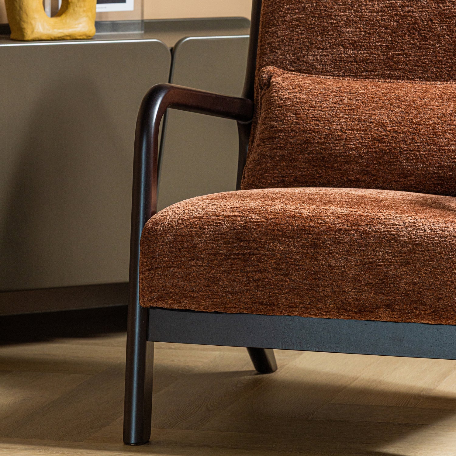 Woood Mark Fauteuil Chenille Bruin - KwaliteitWonen.nl