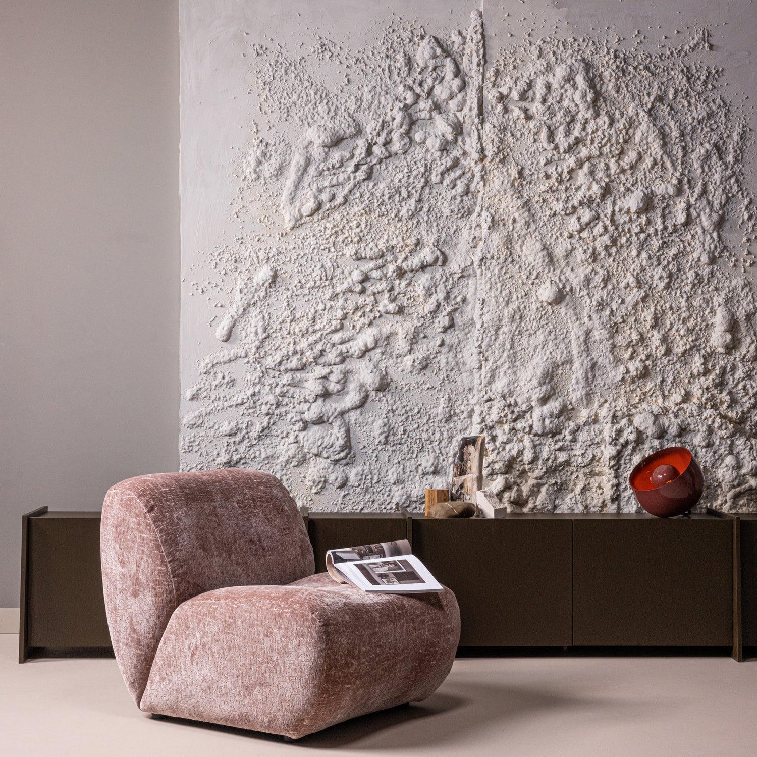 Woood Nomu Fauteuil Craquele Velvet Lichtroze [Fsc] - KwaliteitWonen.nl
