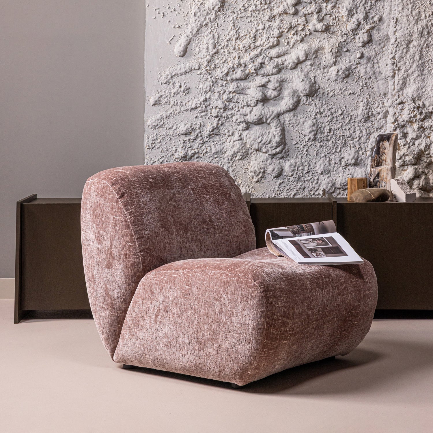 Woood Nomu Fauteuil Craquele Velvet Lichtroze [Fsc] - KwaliteitWonen.nl