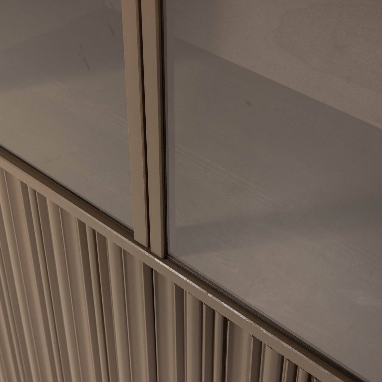 Woood Nova Lage Vitrinekast Grenen Truffel Bruin [Fsc] - KwaliteitWonen.nl