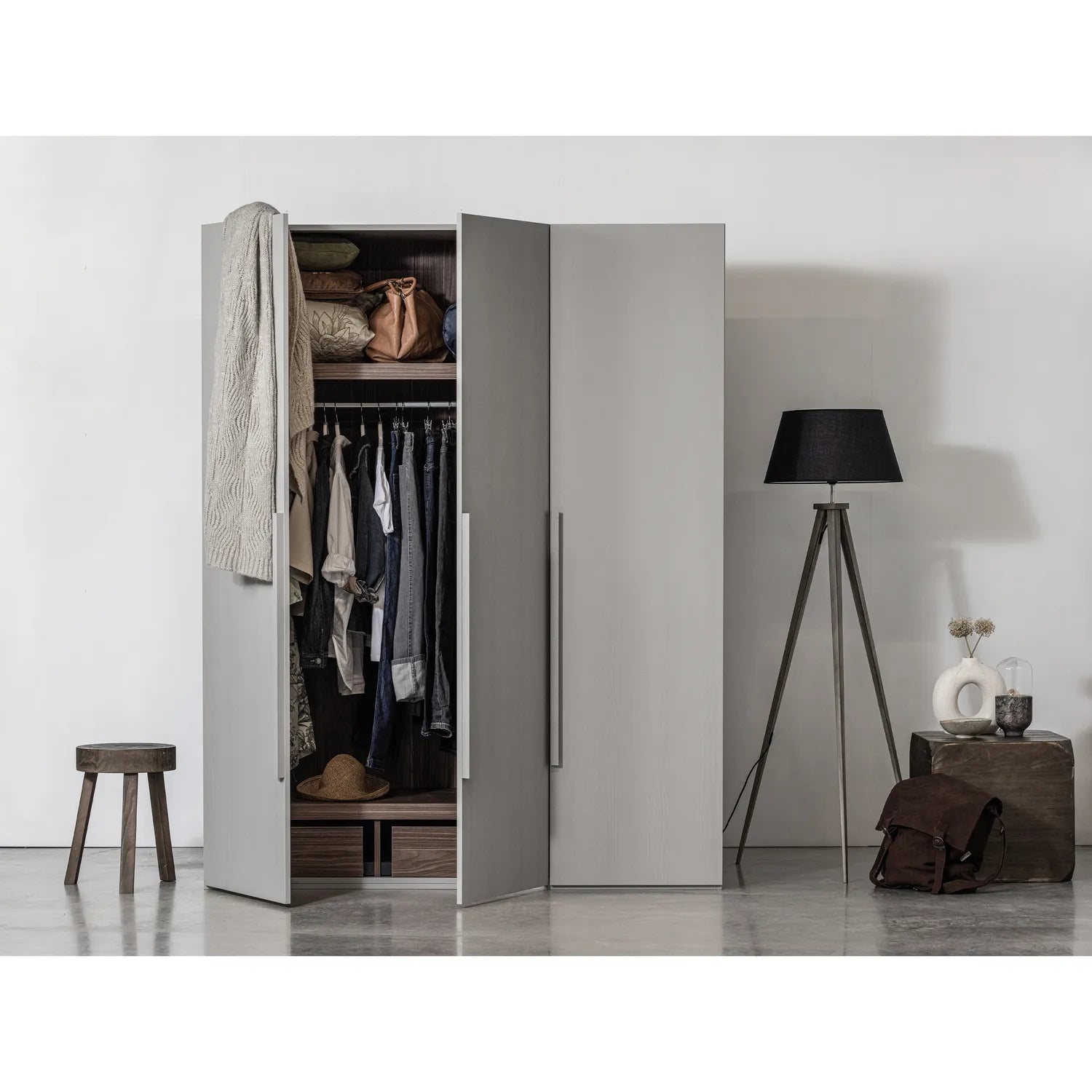 Woood Rens Kledingkast 3 Deurs Greep Lang Noten Pebble Grey [Fsc] - KwaliteitWonen.nl