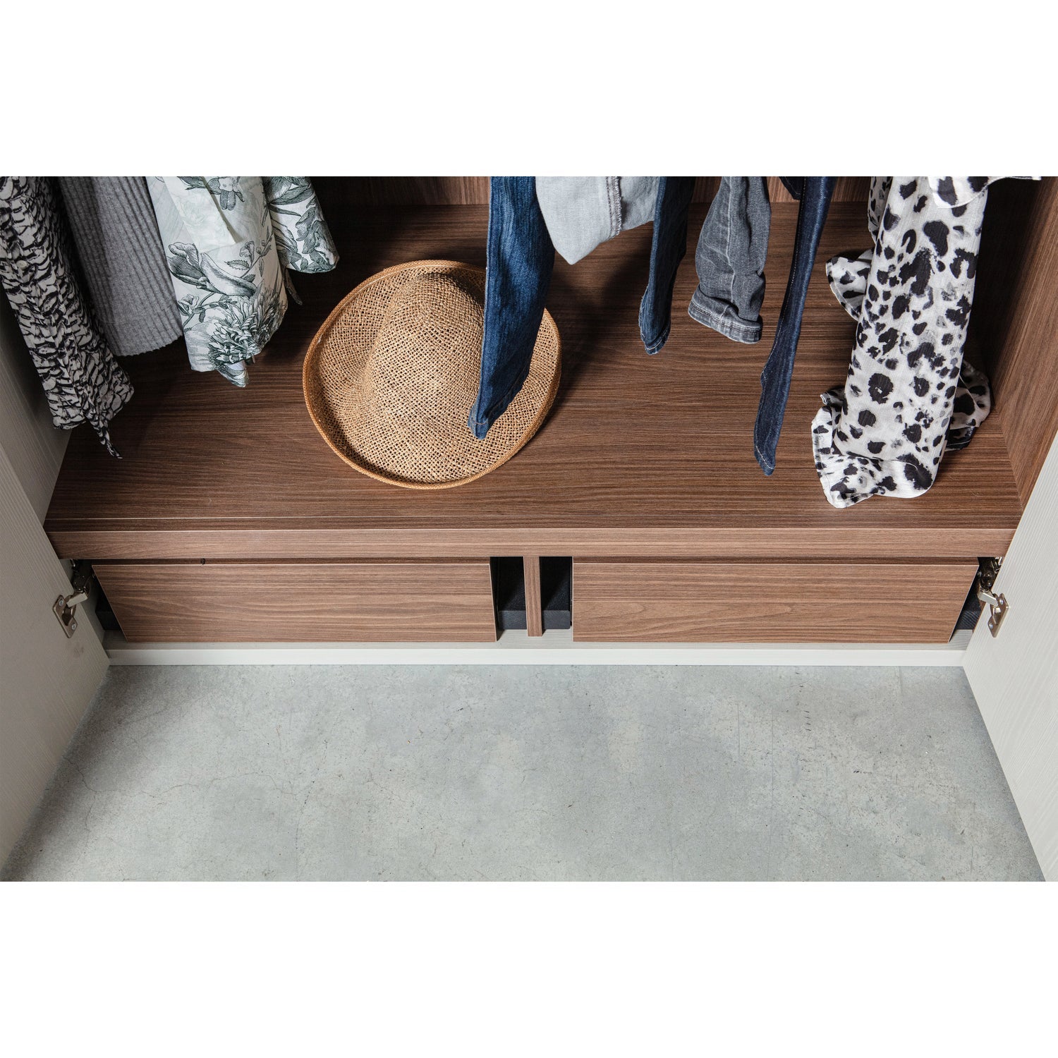 Woood Rens Kledingkast 3 Deurs Greep Lang Noten Pebble Grey [Fsc] - KwaliteitWonen.nl